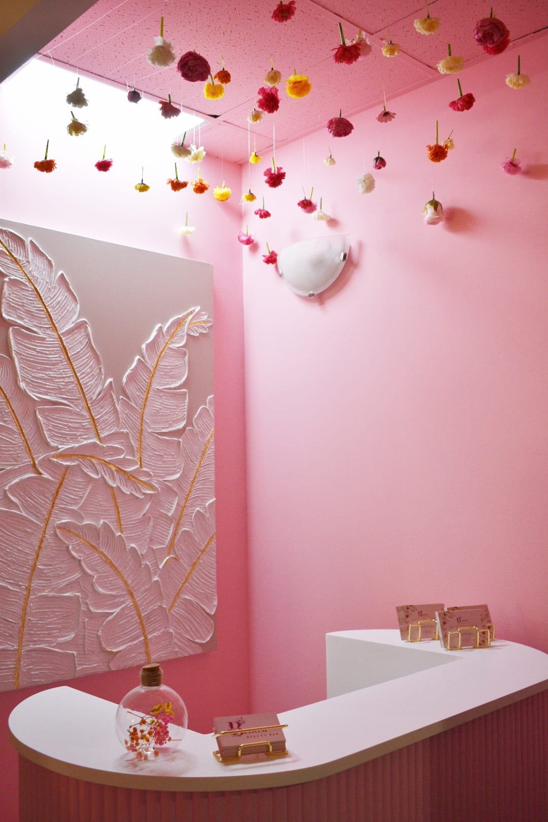 Recepcija Bloom Beauty Bara: ružičasti interijer, viseće cvijeće i zlatni detalji